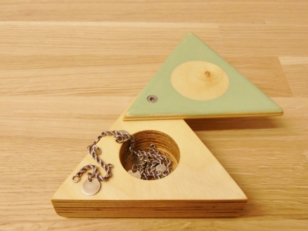 houten doosje met groene draaideksel in 3 hoek voor met ronde ruimte voor kleine schatten zoals sieraden, kralen of schelpen